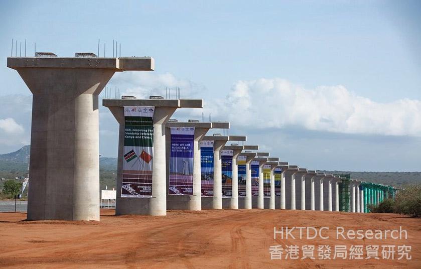 照片: 中非合作进行全长485公里的蒙内铁路建设工程。