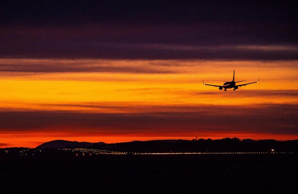 照片: 李斯特费伦茨国际机场与申通快递达成协议，前景璀璨。(Shutterstock.com)