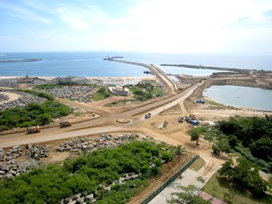 图: 汉班托塔港口发展项目第二期工程正在进行中。