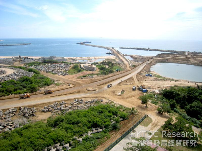 图: 汉班托塔港口发展项目第二期工程正在进行中。