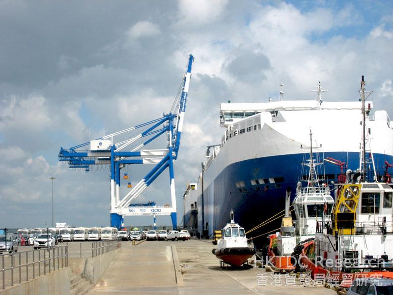 圖: 運載汽車的貨輪在漢班托塔港卸下汽車。