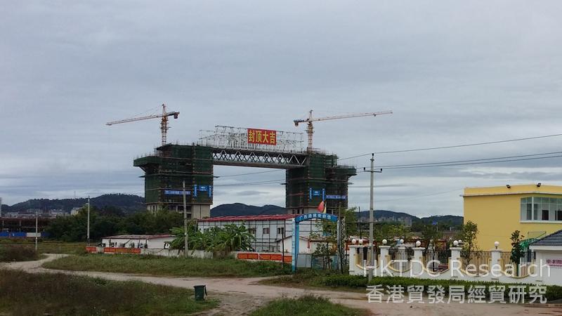 Photo:National gate marking the second line at China-Vietnam Cross-Border Economic Co-operation Zone
