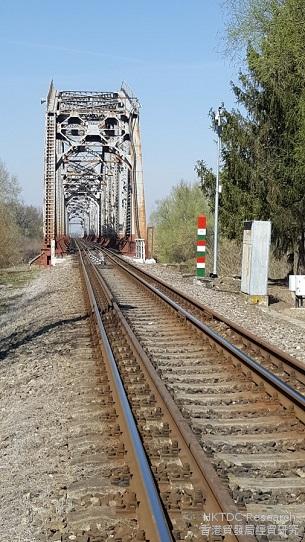 相片: 在匈牙利边境小镇扎霍尼的路轨。