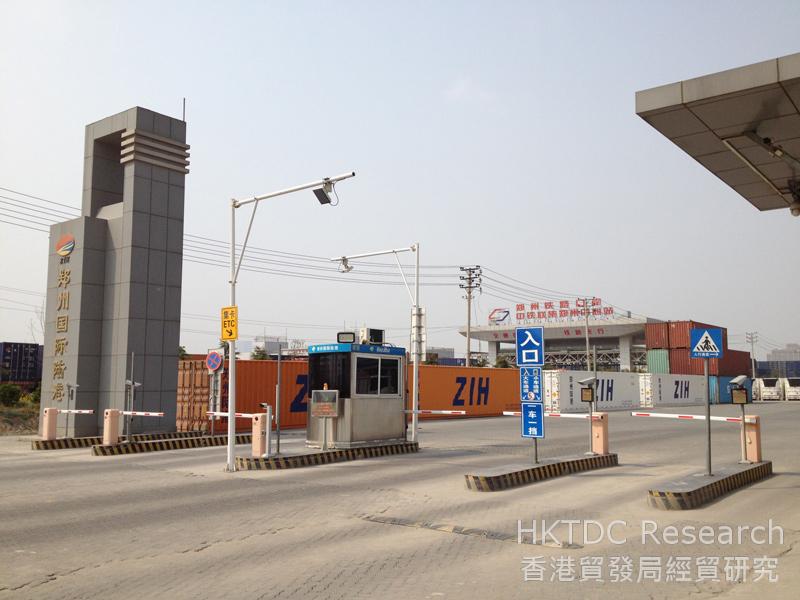 相片：郑州铁路口岸中铁联集郑州中心站。