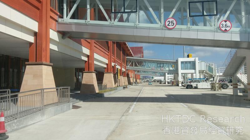 Photo: Due to come into operation soon: The boarding bridge at Sanya Fenghuang Int’l Airport.