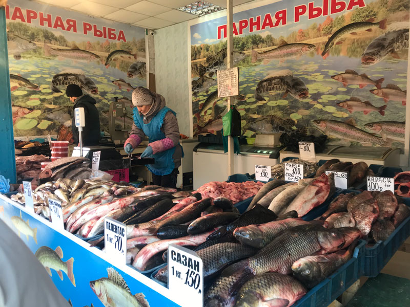 相片：符拉迪沃斯托克的商店及食肆售卖新鲜海参、蟹及贝类海产。