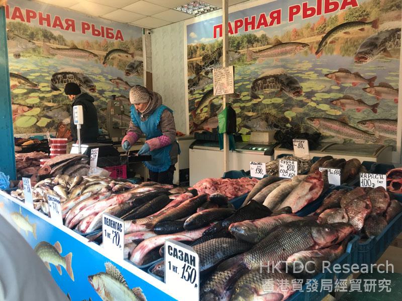 相片：符拉迪沃斯托克的商店及食肆售賣新鮮海參、蟹及貝類海產。