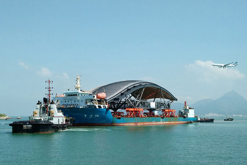 Photo: Delivery of massive roof modules for the Hong Kong-Zhuhai-Macao Bridge Passenger Clearance Building. (Photo courtesy of China Shipping Vastwin)