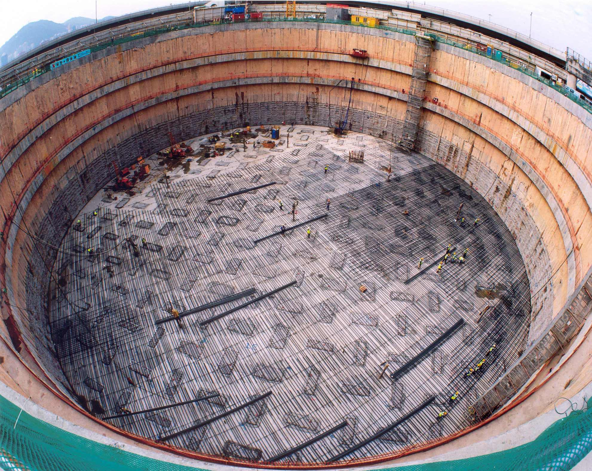 環球貿易廣場地處斷層帶，需採用嶄新的井灌注壁板樁(shaft grouted friction barrettes)設計。