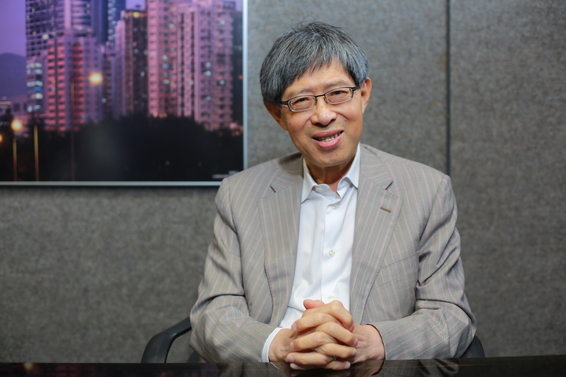王欧阳（香港）有限公司资深董事欧阳治经?，解决大量人流乘搭电梯，是建造超高楼的挑战。