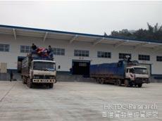 照片：越南貨車抵達廣西憑祥綜合保稅區保稅倉卸貨。