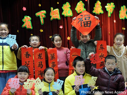 Photo: Spring Festival couplets calligraphy activity held in Hangzhou. (Xinhua News Agency)