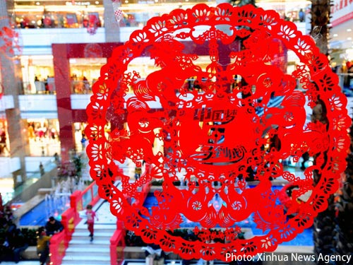 Photo: Festive decorations at a shopping mall. (Courtesy of Xinhua News Agency)
