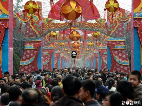 照片：成都春節廟會氣氛熱鬧。(新華社)