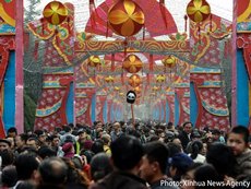 Photo: A boisterous Spring Festival temple fair in Chengdu. (Courtesy of Xinhua News Agency)