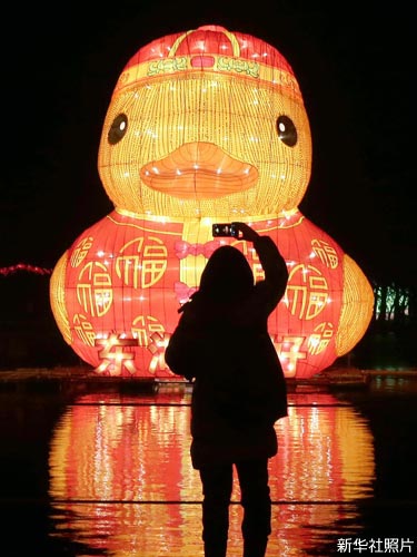 照片：武汉东湖灯展。(新华社)