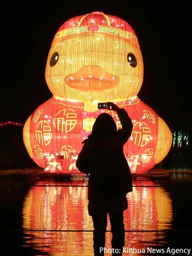 Photo: Lantern show at Donghu, Wuhan. (Courtesy of Xinhua News Agency)