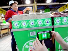 照片：用手機掃描可追溯生產源頭的二維碼。(新華社)