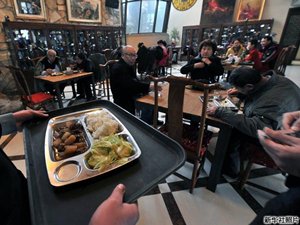 照片:高档餐馆推出大众化套餐。(新华社照片) 照片:高档餐馆推出大众化套餐。(新华社照片)