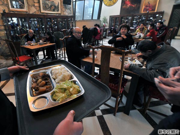照片：高档餐馆推出大众化套餐。(新华社照片)