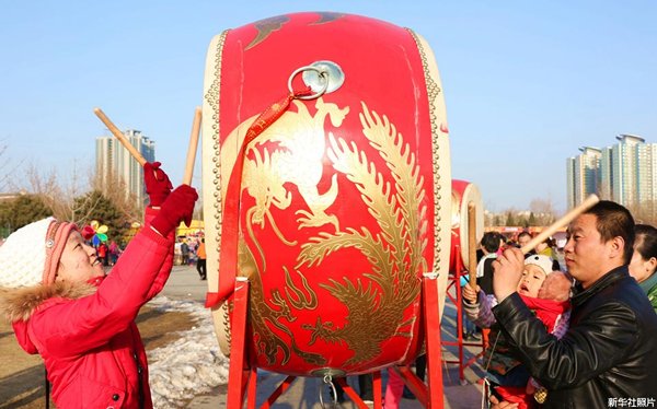 照片：中国新年击鼓仪式：象征新的开始。(新华社)