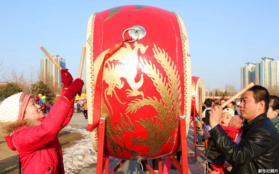 照片：中国新年击鼓仪式：象征新的开始。(新华社)