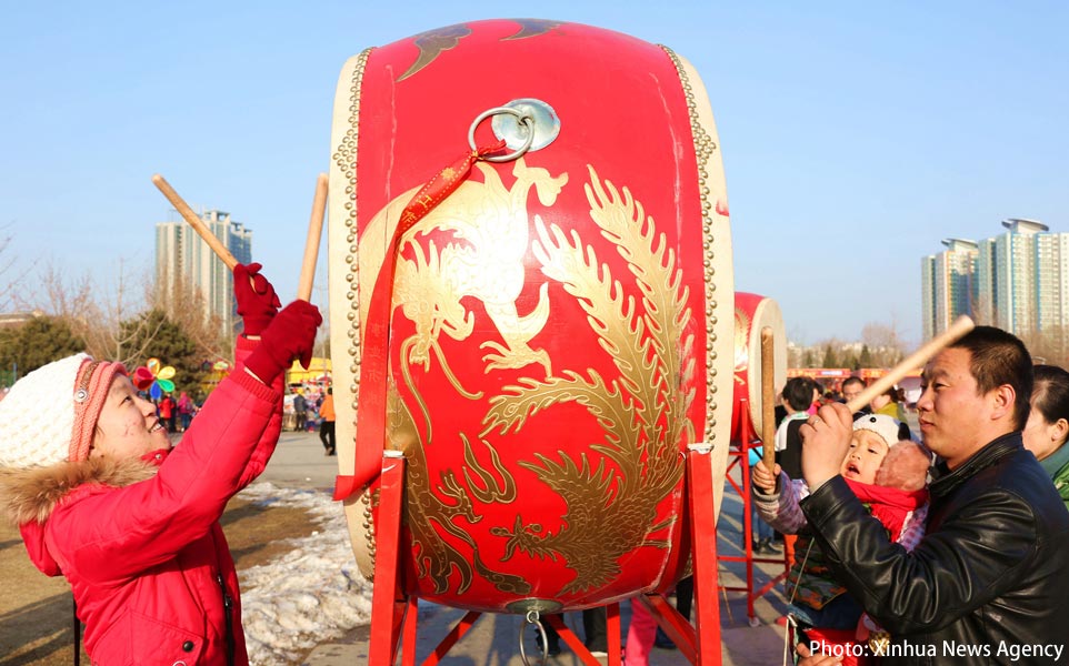 Photo: Drums herald the start of the New Year. (Xinhua News Agency)