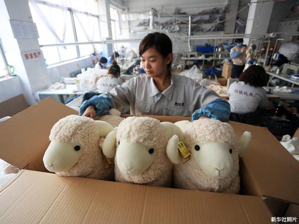 照片：羊年春节到临，大连一家玩具公司忙于生产生肖羊玩具。(新华社)