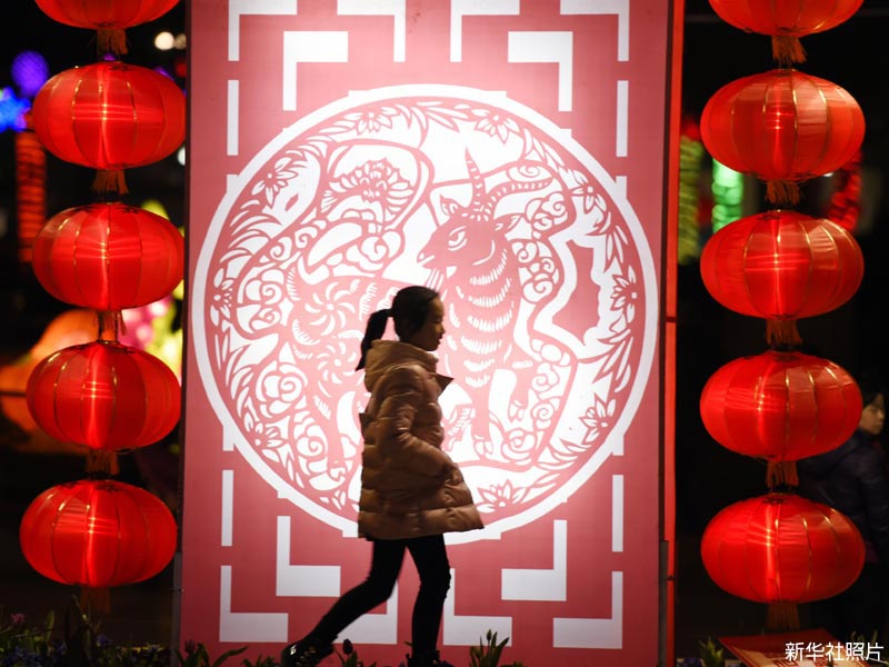 照片：杭州市萧山区人民广场的羊年生肖剪纸彩灯。(新华社)