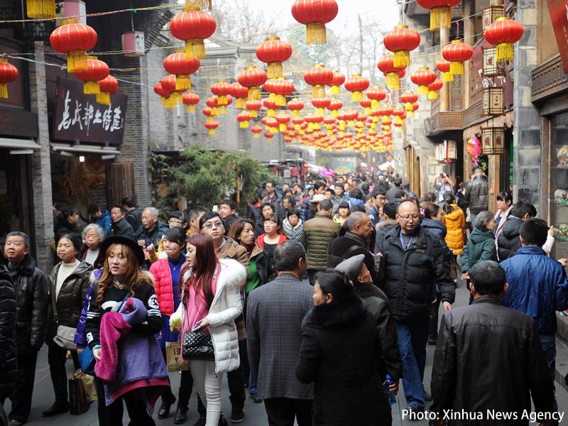 Photo: Visitors enjoy the festive atmosphere in Jinli Old Street, Chengdu. (Xinhua News Agency)