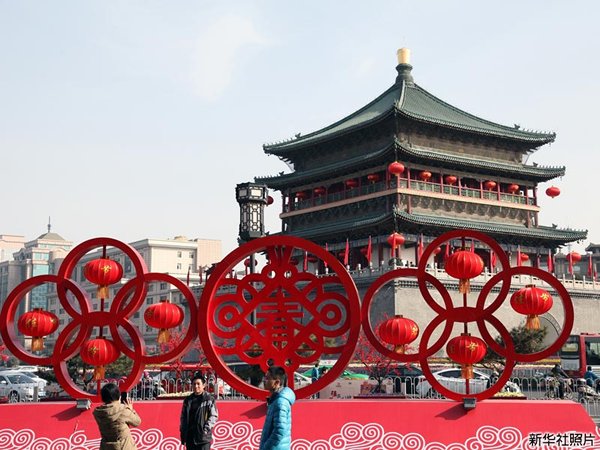 照片：西安鼓楼前的春节装饰。(新华社)