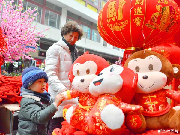 照片:上海豫园商城的猴年春节装饰。(新华社) 照片:上海豫园商城的猴年春节装饰。(新华社)