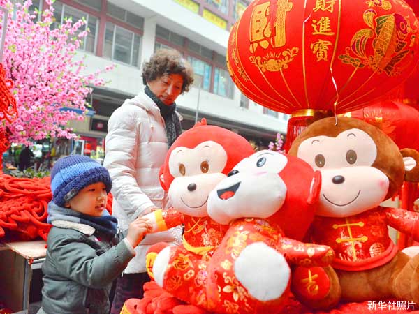 照片：上海豫园商城的猴年春节装饰。(新华社)