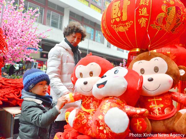 Photo: Decorated to welcome the Year of the Monkey: Shanghai’s Yuyuan Tourist Mart. (Xinhua News Agency)