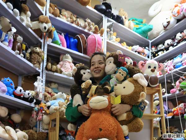 照片：大連玩具公司大量出品「俏皮猴」玩具。(新华社)