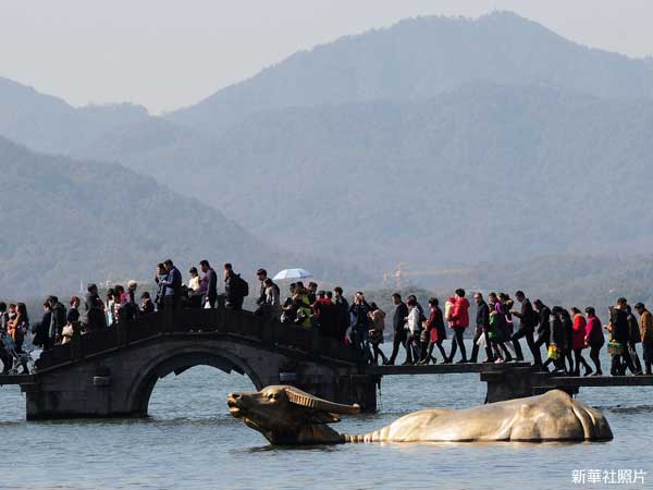 照片:春節期間杭州西湖風景區人頭攢動。(新華社) 照片:春節期間杭州西湖風景區人頭攢動。(新華社)