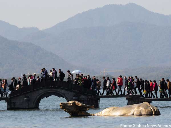 Photo: Swarming with people: West Lake Scenic Area. (Xinhua News Agency) Photo: Swarming with people: West Lake Scenic Area. (Xinhua News Agency)