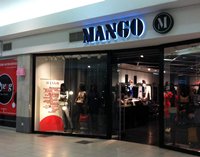图: 购物商场里的Mango时装店