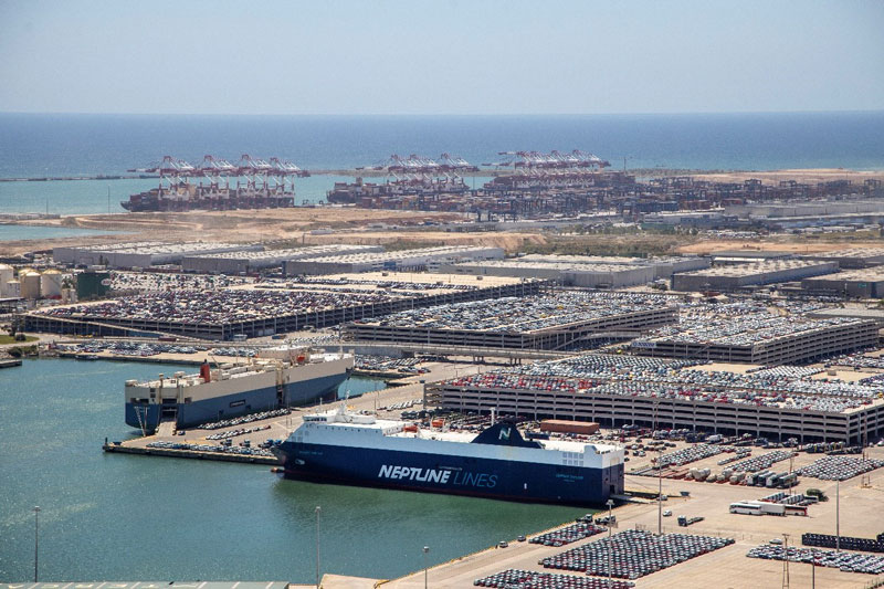 相片：巴塞罗那港拥有两个汽车运输专用码头，是地中海领先的汽车装卸设施。