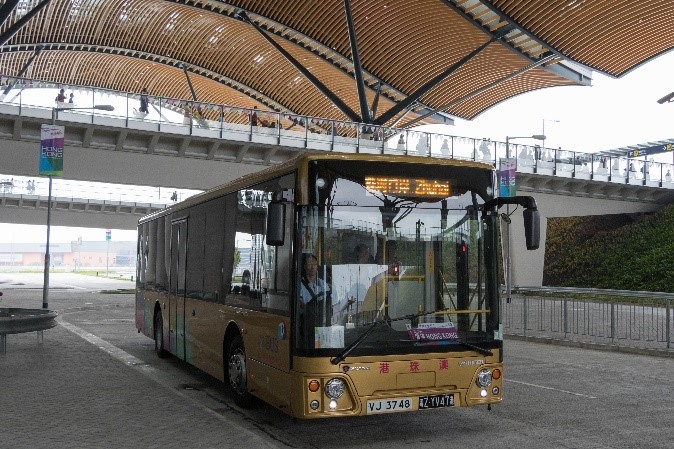 相片：Scania旅遊巴現時在55公里長的港珠澳大橋上行駛，提供跨境穿梭巴士服務。