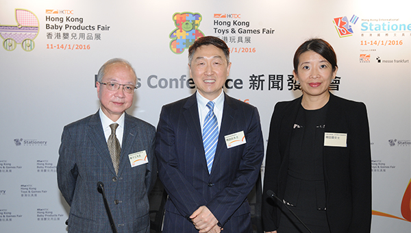 香港贸易发展局玩具业咨询委员会主席杨子江(左)、香港贸易发展局署理总裁周启良(中),以及法兰克福展览(上海)有限公司副总经理周劭阑(右),于6日举行的媒体记者会上为玩具展、婴儿用品展及文具展作介绍。 香港贸易发展局玩具业咨询委员会主席杨子江(左)、香港贸易发展局署理总裁周启良(中),以及法兰克福展览(上海)有限公司副总经理周劭阑(右),于6日举行的媒体记者会上为玩具展、婴儿用品展及文具展作介绍。