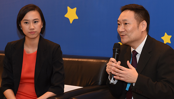 龚定宇 (右) 龚定宇 (右)