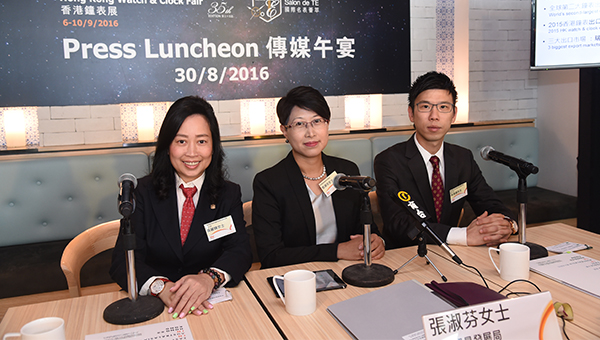 香港贸发局助理总裁张淑芬（中）、香港钟表业总会主席黄丽嫦（左）和香港表厂商会副会长高伟国（右）