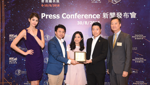 比赛的公开组冠军由和卓有限公司代表(左二至四)夺得 比赛的公开组冠军由和卓有限公司代表(左二至四)夺得