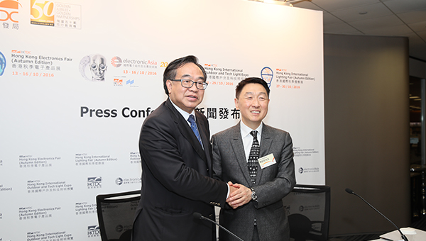 香港贸发局署理总裁周启良及香港贸发局电子及家电业咨询委员会主席卢伟国博士 香港贸发局署理总裁周启良及香港贸发局电子及家电业咨询委员会主席卢伟国博士