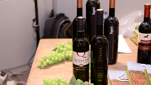 斯洛文尼亚展馆带来ALPS Wine的Venia Grand Cuvee干红,出产于有斯洛文尼亚托斯卡尼(Tuscany)之称的Goriška Brda 斯洛文尼亚展馆带来ALPS Wine的Venia Grand Cuvee干红,出产于有斯洛文尼亚托斯卡尼(Tuscany)之称的Goriška Brda