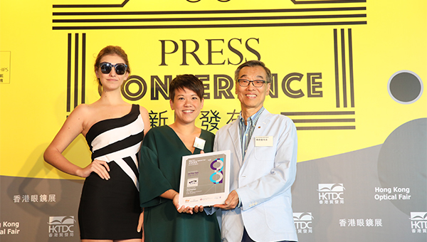 黎佩欣（中）夺得第18届香港眼镜设计比赛公开组冠军及创意大奖