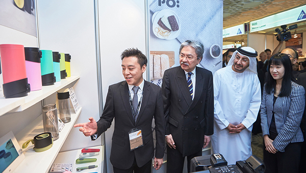(左起)黄伟舜、曾俊华、方舜文及Abdullah Ahmed Al Saleh (左起)黄伟舜、曾俊华、方舜文及Abdullah Ahmed Al Saleh