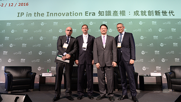 (左起)Keith Bergelt, Roger Martin, Kenneth S. Korea, Dr Udo Meyer,DE (左起)Keith Bergelt, Roger Martin, Kenneth S. Korea, Dr Udo Meyer,DE