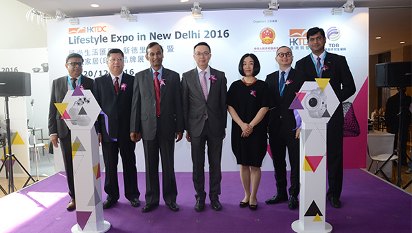 (左起)Rajesh Bhagat、李柏军、L.C. Goyal、梁国浩、金虹、黄天伟及Rampat Gupta (左起)Rajesh Bhagat、李柏军、L.C. Goyal、梁国浩、金虹、黄天伟及Rampat Gupta